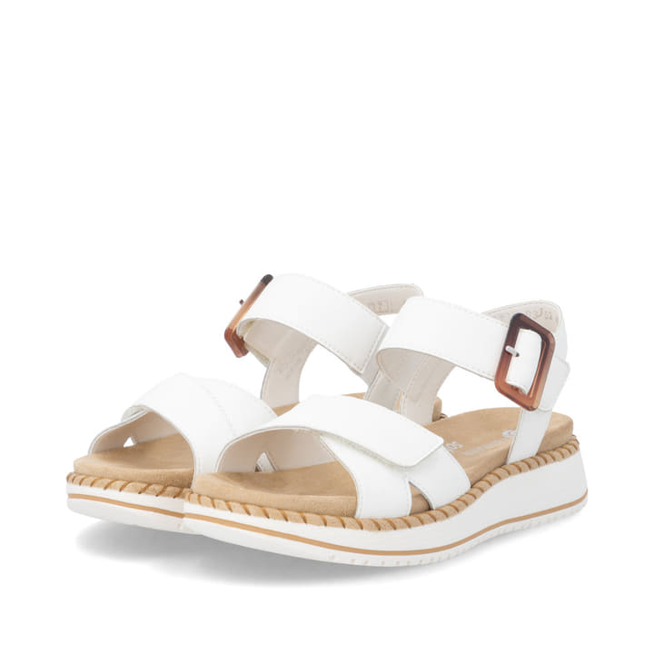 Weiße remonte Riemchensandalen D3J52-80 mit trendiger Schnalle. Schuhpaar seitlich schräg.
