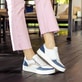 Weiße remonte Damen Sneaker Low D0J01-85 mit einem Reißverschluss. Schuh am Model.
