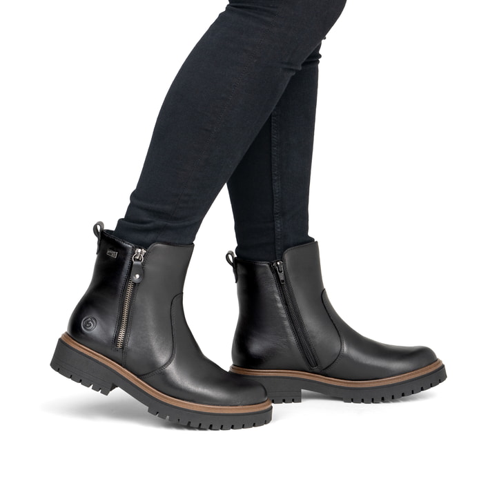 Schwarze remonte Damen Kurzstiefel D4B72-00 mit wasserabweisender TEX-Membran. Schuh am Fuß.