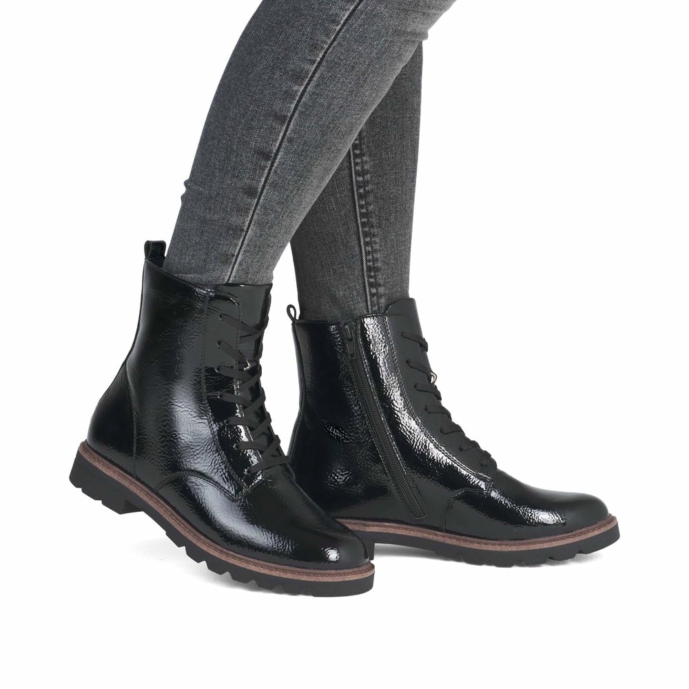 Schwarze remonte Damen Schnürstiefel D2Q71-03 mit einem Reißverschluss. Schuh am Fuß.