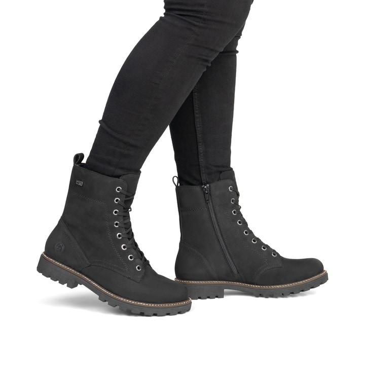 Schwarze remonte Damen Schnürstiefel D8489-02 mit wasserabweisender TEX-Membran. Schuh am Fuß.