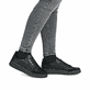 Schwarze remonte Damen Sneaker D2E04-00 mit Reißverschluss sowie Komfortweite G. Schuh am Fuß.
