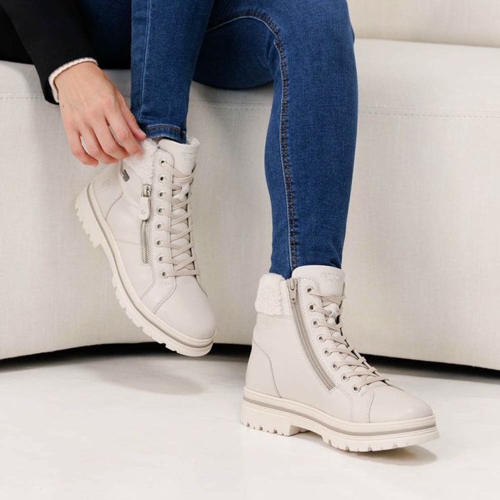 weiße remonte Schnürstiefel D2U74-80 getragen
