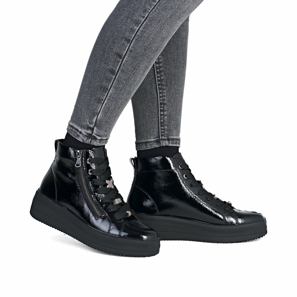 Schwarze remonte Damen Kurzstiefel D1C72-00 mit einem Reißverschluss. Schuh am Fuß.