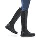 
Tiefschwarze remonte Damen Hochschaftstiefel D3975-01 mit einer leichten Profilsohle. Schuh am Fuß