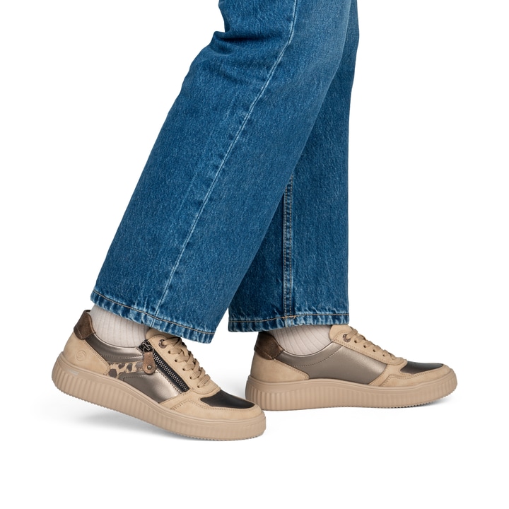 Beige-bronzene remonte Damen Sneaker D3E05-90 mit der ultraleichten lightsole+. Schuh am Fuß.