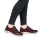 Weinrote remonte Damen Sneaker R6714-30 mit Reißverschluss sowie Komfortweite G. Schuh am Fuß.