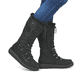 Nachtschwarze remonte Hochschaftstiefel D0U77-00 mit Flip-Grip Sohle. Schuh am Fuß.