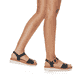 Schwarze remonte Riemchensandalen D0Q52-00 mit einem Klettverschluss. Schuh am Fuß.