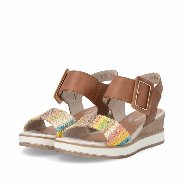 Braune remonte Keilsandaletten D6453-22 mit trendiger Schnalle. Schuhpaar seitlich schräg.