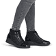 Schwarze remonte Damen Schnürstiefel R0773-05 mit einem Reißverschluss. Schuh am Fuß.