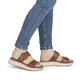 Braune remonte Damen Pantoletten D3J51-24 mit trendiger Schnalle. Schuh am Fuß.