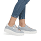 Blaue remonte Damen Sneaker Low D1C06-12 mit Reißverschluss sowie Komfortweite G. Schuh am Fuß.