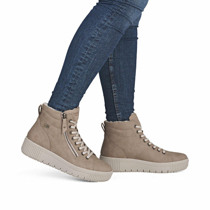 Braune remonte Damen Kurzstiefel D3B71-20 mit wasserabweisender TEX-Membran. Schuh am Fuß.