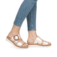 Rosane remonte Damen Pantoletten D0Q51-90 mit einem Klettverschluss. Schuh am Fuß.