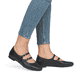 Schwarze remonte Damen Loafer D0K11-00 mit einer Schnalle. Schuh am Fuß.