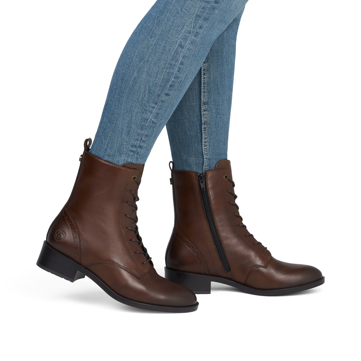 Braune remonte Damen Schnürstiefel D3U71-22 mit einem Reißverschluss. Schuh am Fuß.