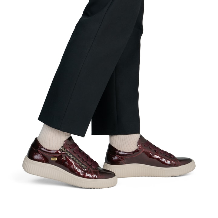 Baskets basses remonte rouges végan pour femmes D3E07-35. Chaussure au pied.