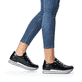 Schwarze remonte Damen Sneaker Low D1302-02 mit einem Reißverschluss. Schuh am Fuß.