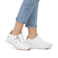 Weiße remonte Damen Sneaker Low D0T04-80 mit Reißverschluss sowie Extraweite H. Schuh am Fuß.