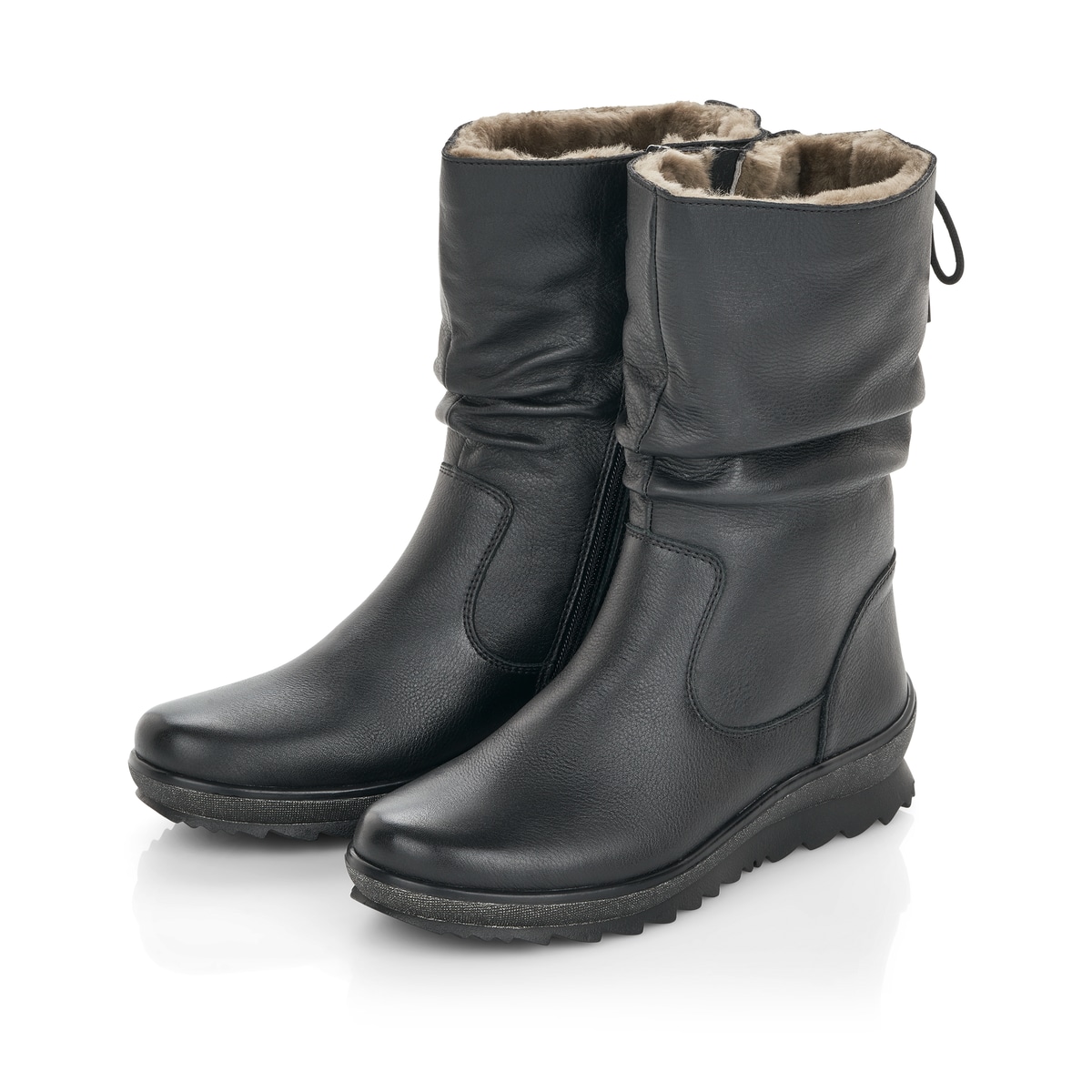 
Tiefschwarze remonte Damen Kurzstiefel R8471-01 mit einer flexiblen Profilsohle. Schuhpaar schräg.