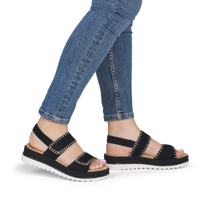 Schwarze remonte Riemchensandalen D3P50-02 mit handgestickten Nähten. Schuh am Fuß.