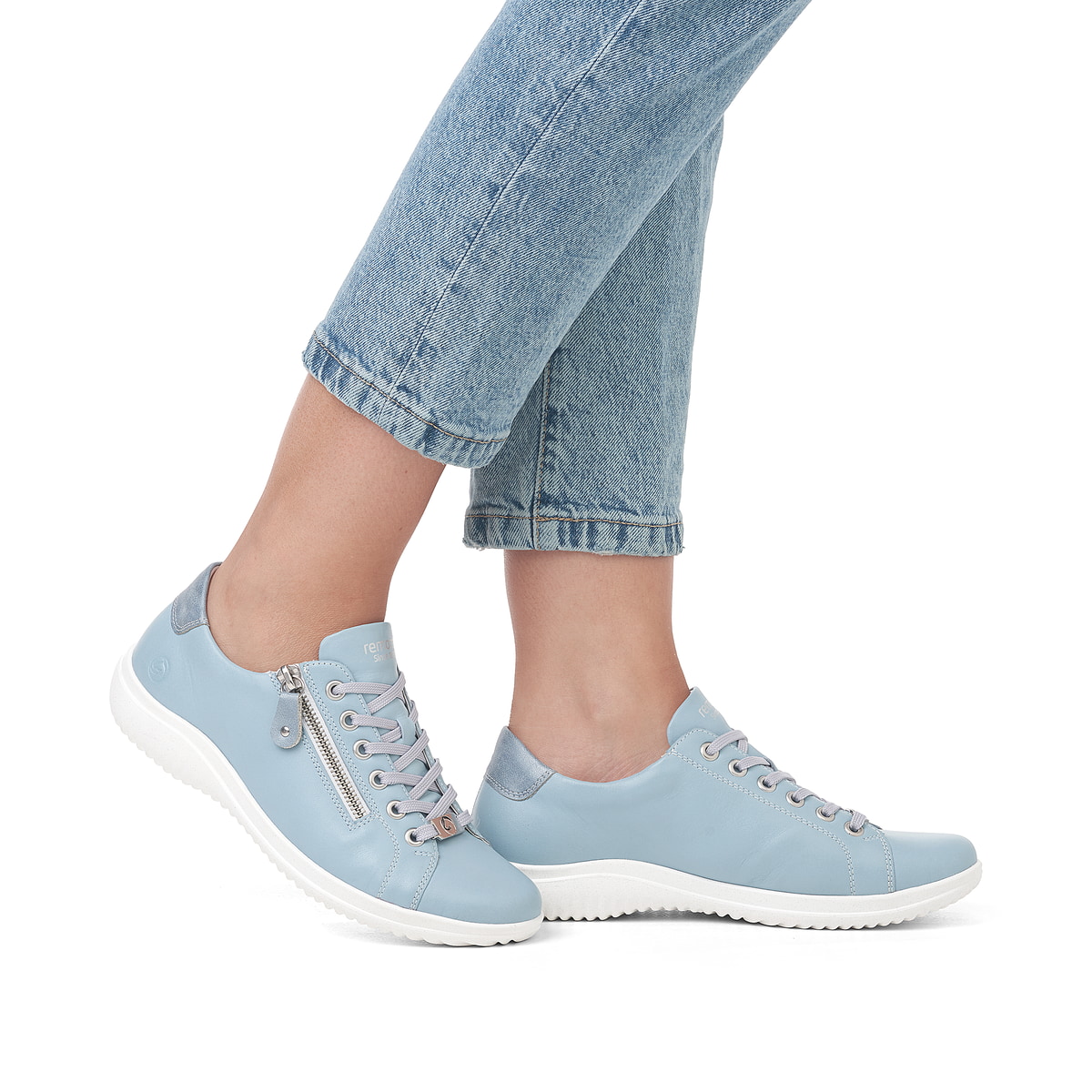 Babyblaue remonte Damen Schnürschuhe D1E03-10 mit einem Reißverschluss. Schuh am Fuß.