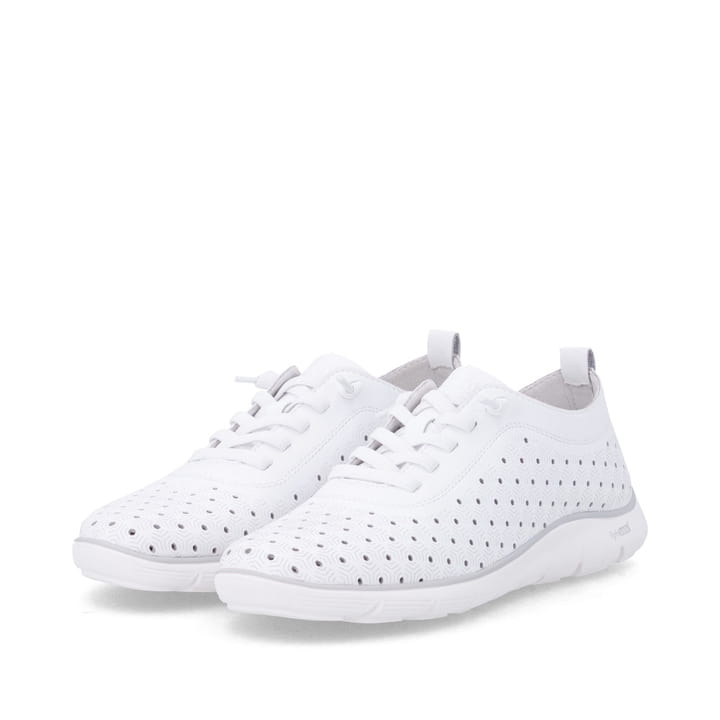 Weiße remonte Damen Slipper D3G03-80 mit eleganten Zierlochungen sowie Gummizug. Schuhpaar seitlich schräg.