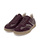 Weinrote remonte Damen Sneaker D2C05-33 mit einer Schnürung sowie Komfortweite G. Schuhpaar seitlich schräg.