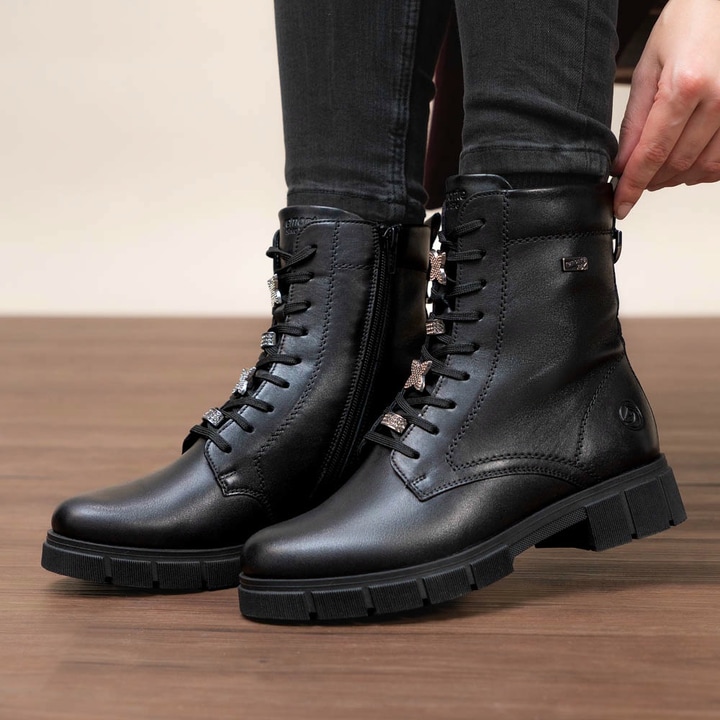 schwarze remonte Schnürstiefel D2S73-00 getragen