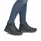 Schwarze remonte Damen Kurzstiefel D2V71-00 mit wasserabweisender TEX-Membran. Schuh am Fuß.