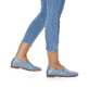 
Jeansblaue remonte Damen Loafers D0K02-12 mit Elastikeinsatz sowie einer Profilsohle. Schuh am Fuß