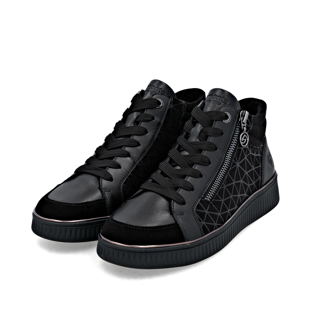 Schwarze remonte Damen Kurzstiefel D2E70-00 mit einem Reißverschluss. Schuhpaar seitlich schräg.