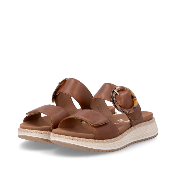 Braune remonte Damen Pantoletten D3J51-24 mit trendiger Schnalle. Schuhpaar seitlich schräg.