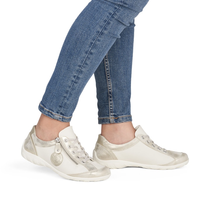 Beige vegane remonte Damen Schnürschuhe R3408-61 mit einem Reißverschluss. Schuh am Fuß.