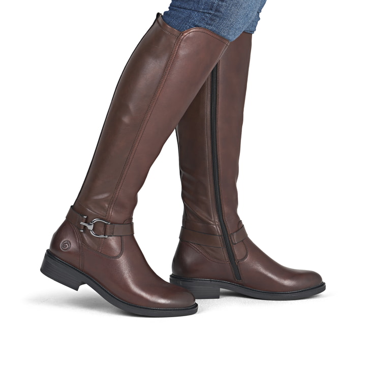 Dunkelbraune remonte Hochschaftstiefel D2W77-25 mit einem Reißverschluss. Schuh am Fuß.