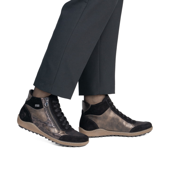 Schwarz-bronzene remonte Damen Schnürstiefel R1452-03 mit einem Reißverschluss. Schuh am Fuß.