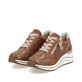 Braune remonte Damen Sneaker D0T03-24 mit remonte Anhänger sowie Reißverschluss. Schuhpaar seitlich schräg.