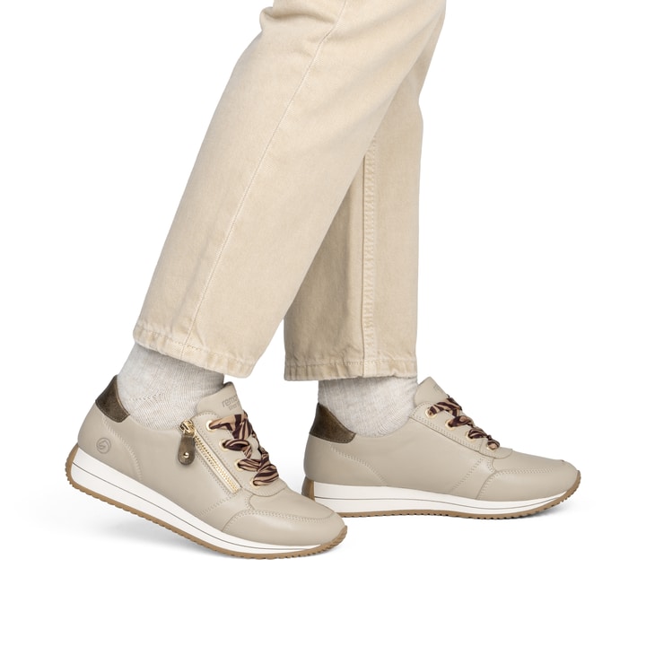 Baskets basses remonte beiges pour femmes D0H11-62 avec fermeture éclair. Chaussure au pied.