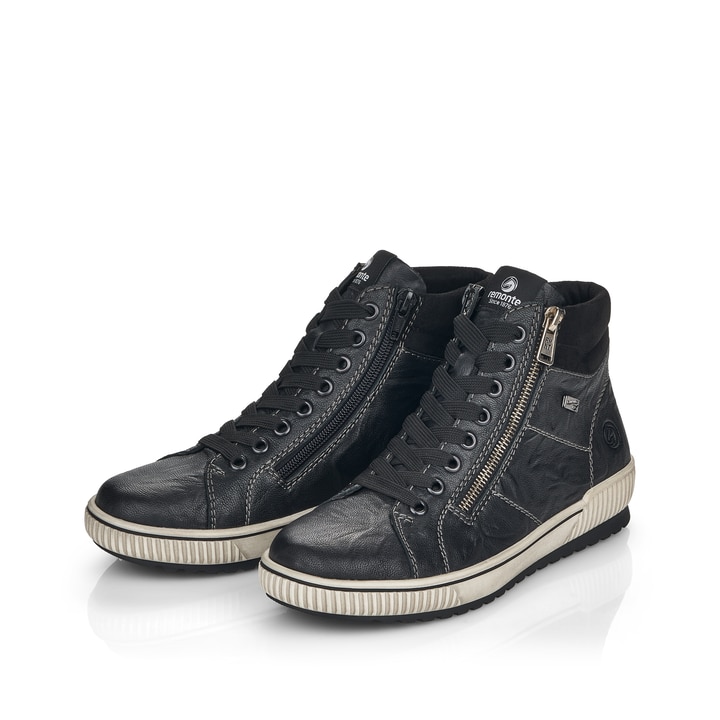 Schwarze remonte Damen Schnürstiefel D0772-01 mit wasserabweisender TEX-Membran. Schuhpaar seitlich schräg.