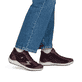 Weinrote remonte Damen Schnürstiefel R1454-35 mit wasserabweisender TEX-Membran. Schuh am Fuß.