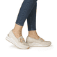 Beige remonte Damen Loafer D0T12-60 mit einem Gummizug sowie der Extraweite H. Schuh am Fuß.