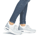 Blaue remonte Damen Slipper D2H04-10 mit einem Gummizug sowie der Extraweite H. Schuh am Fuß.