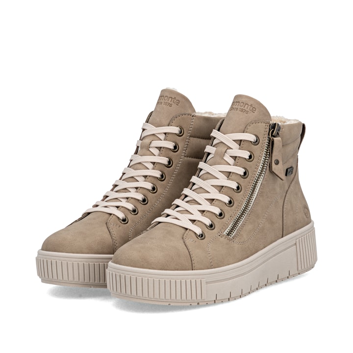Braune remonte Damen Kurzstiefel D3B71-20 mit wasserabweisender TEX-Membran. Schuhpaar seitlich schräg.