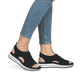 Schwarze remonte Riemchensandalen D1J55-00 mit einem Gummizug. Schuh am Fuß.