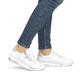 Weiße remonte Damen Sneaker Low D0H11-80 mit einem Reißverschluss. Schuh am Fuß.