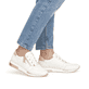 Weiße remonte Damen Sneaker Low D0H11-81 mit einem Reißverschluss. Schuh am Fuß.