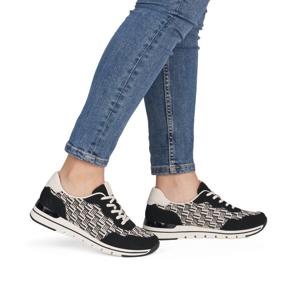 Baskets basses remonte noires vegan pour femme R6717-03 avec lacets. Chaussure au pied.