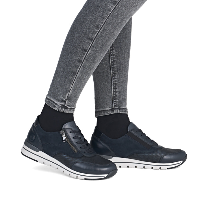 Baskets basses remonte bleues pour femme R6714-14 avec fermeture éclair. Chaussure au pied.