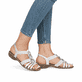 Weiße remonte Riemchensandalen R3605-80 mit Gummizug sowie einer griffigen Sohle. Schuh am Fuß.